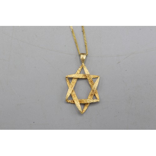 30 - Stamped 14ct yellow gold abstract bark-effect pendant on fixed bail, suspended on a stamped 14ct yel... 