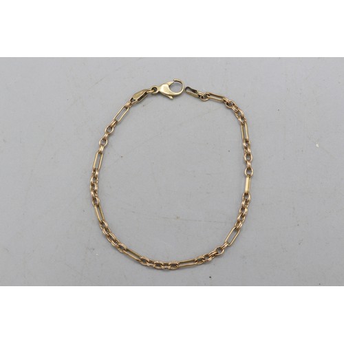 11 - Stamped 9ct yellow gold belcher Figaro link bracelet, with double ribbed link detail. Length 8