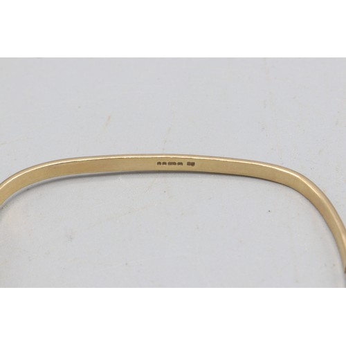 19 - Hallmarked 9ct yellow gold hinged bangle with rounded rectangular profile, 3mm width, fitted with a ... 