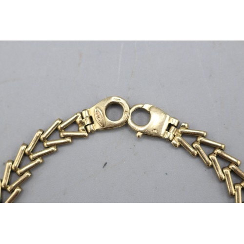 10 - Hallmarked 9ct yellow gold V-link bracelet, comprising chevron links with stylised lobster claw clas... 