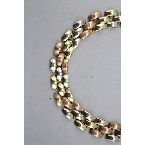 7 - Stamped 9ct gold tricolour brick link bracelet, comprised of alternating rows of brushed rose gold a... 