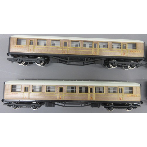 10E - Two Hornby OO gauge Electric Train Sets (both in R824-9140 00-510 boxes) 1x comprising of LNER Class... 
