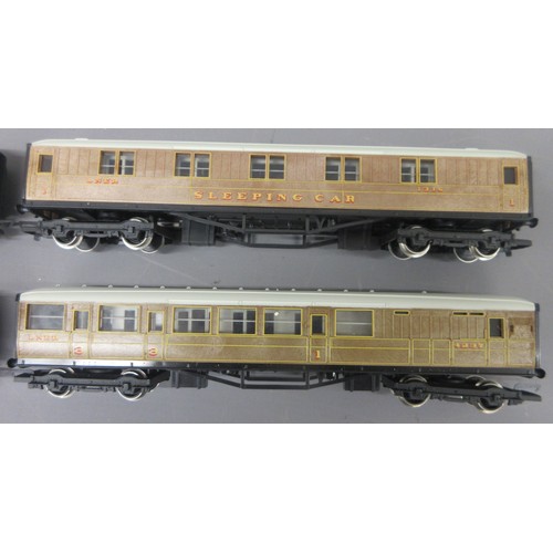 10E - Two Hornby OO gauge Electric Train Sets (both in R824-9140 00-510 boxes) 1x comprising of LNER Class... 