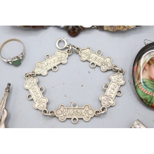 56 - Mixed lot of silver jewellery and accessories, comprising a hallmarked sterling silver 