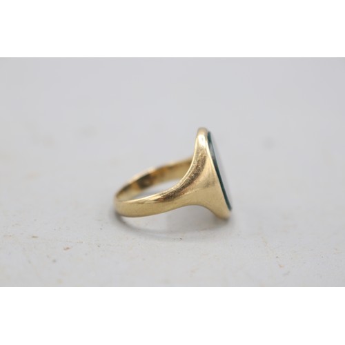 4 - Stamped 9ct yellow gold bloodstone signet ring, comprising a 16 × 12mm oval bloodstone head, set wit... 