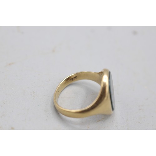 4 - Stamped 9ct yellow gold bloodstone signet ring, comprising a 16 × 12mm oval bloodstone head, set wit... 