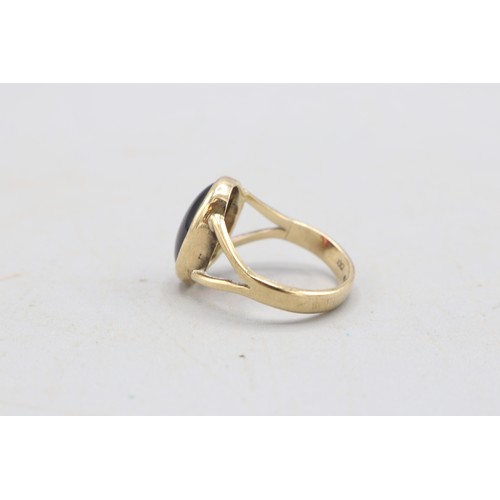 39 - Hallmarked 9ct yellow gold cabochon rhodolite solitaire ring, comprising one oval cabochon rhodolite... 