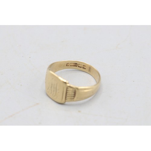 44 - Hallmarked 9ct yellow gold square-head engraved signet ring, with initial engraving showing wear to ... 