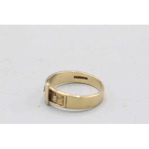 43 - Hallmarked 9ct yellow gold buckle ring with floral scrollwork engraving, 6mm gauge at the front tape... 