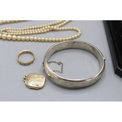 52 - Mixed lot of gold, silver and pearl jewellery, comprising a stamped 9ct yellow gold floral-embellish... 