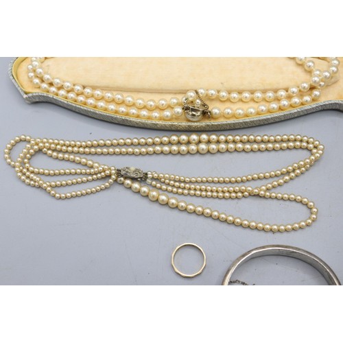 52 - Mixed lot of gold, silver and pearl jewellery, comprising a stamped 9ct yellow gold floral-embellish... 