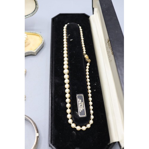 52 - Mixed lot of gold, silver and pearl jewellery, comprising a stamped 9ct yellow gold floral-embellish... 