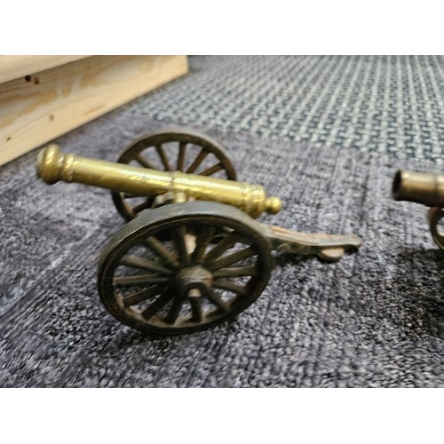 412 - 2 x Small brass cannons