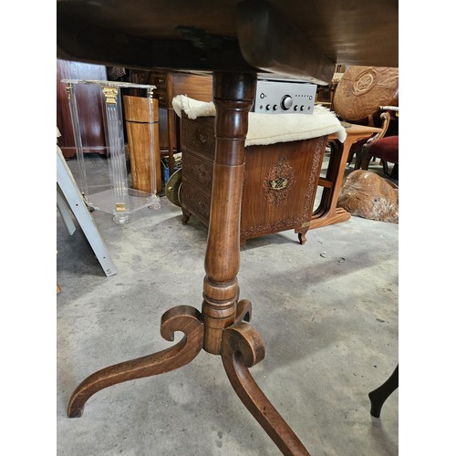 36 - Georgian mahogany tilt top side table