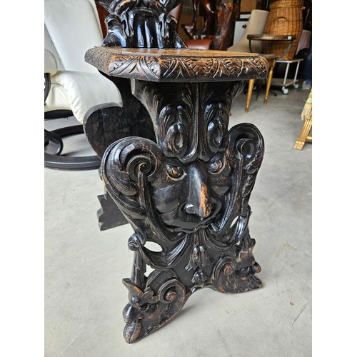 27 - Sgabello gothic carved Italian hall chair.