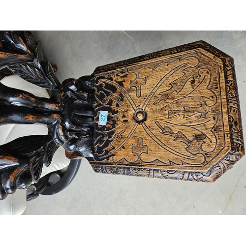 27 - Sgabello gothic carved Italian hall chair.