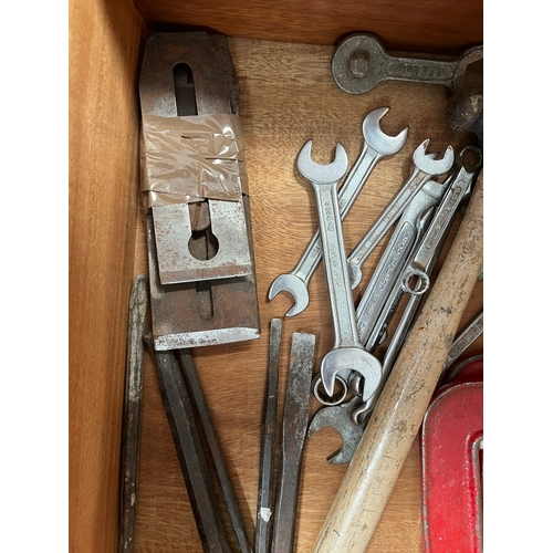 275 - Small quantity of various tools