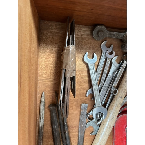 275 - Small quantity of various tools