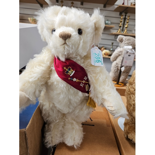 286 - Merrythought limited edition collectors bear 

Regal Splendour 

As new - never displayed - boxed