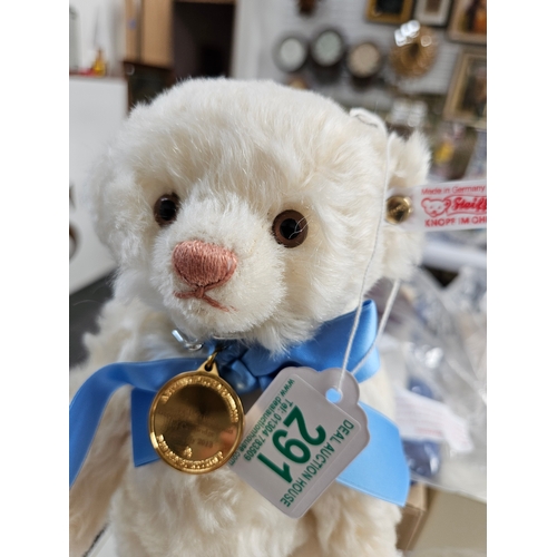 291 - George - Steiff Royal Baby Bear

Steiff limited edition collectors bear 
 
As new - never displayed ... 