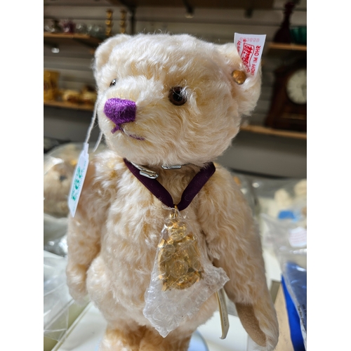 293 - Steiff Teddy Bear Diamond Jubilee

Steiff limited edition collectors bear 

As new - never displayed... 