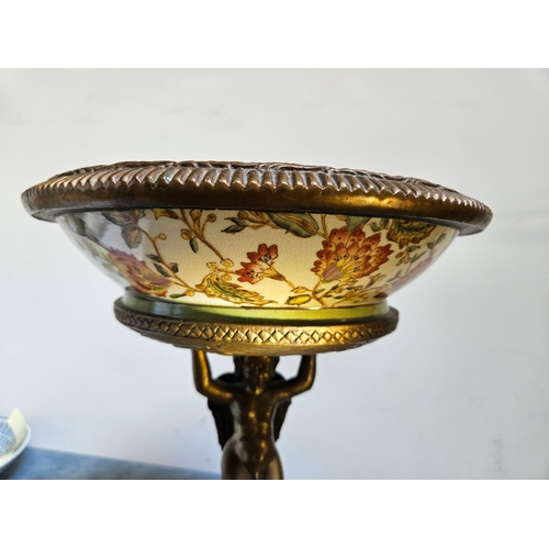 302 - Gilded bronze and porcelain cherub bowl