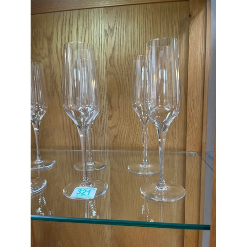 321 - 8 x Baccarat crystal champagne flutes 

Good condition