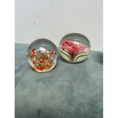 354 - 4 x paperweights - flowers