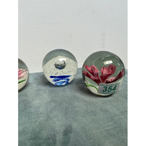 354 - 4 x paperweights - flowers