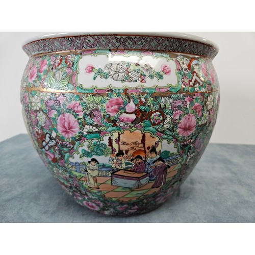 380 - Large oriental Chinese fish bowl / Planter 

Well painted. Good condition

26cm high x 36cm across