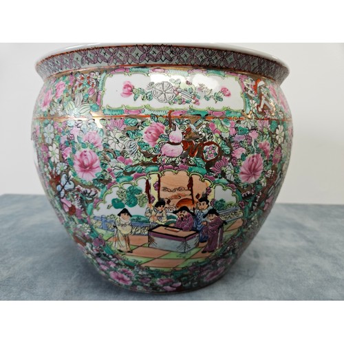 380 - Large oriental Chinese fish bowl / Planter 

Well painted. Good condition

26cm high x 36cm across