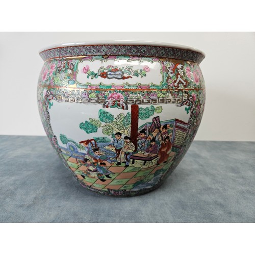 380 - Large oriental Chinese fish bowl / Planter 

Well painted. Good condition

26cm high x 36cm across