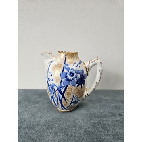 518 - Royal Doulton Burslem jug with nice details. Gold gilt with blue flowers 

12cm high