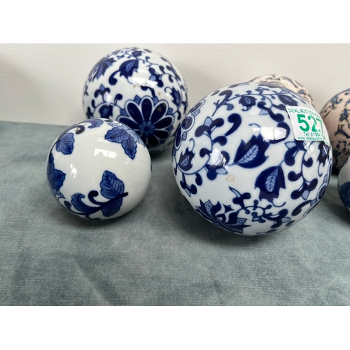 527 - 6 x oriental blue and white balls. 
Two with bases + 4 spheres