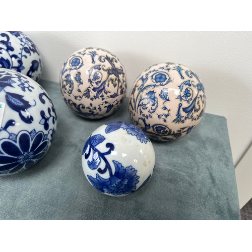 527 - 6 x oriental blue and white balls. 
Two with bases + 4 spheres