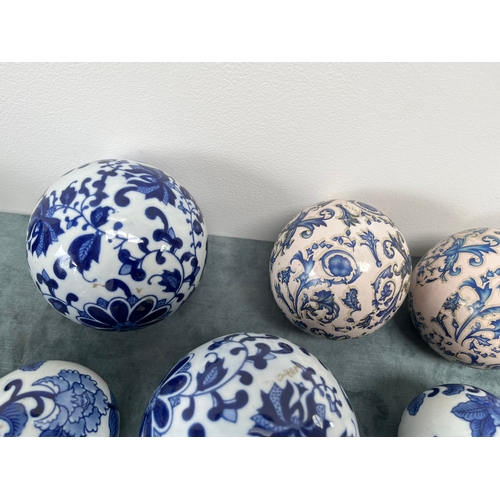 527 - 6 x oriental blue and white balls. 
Two with bases + 4 spheres