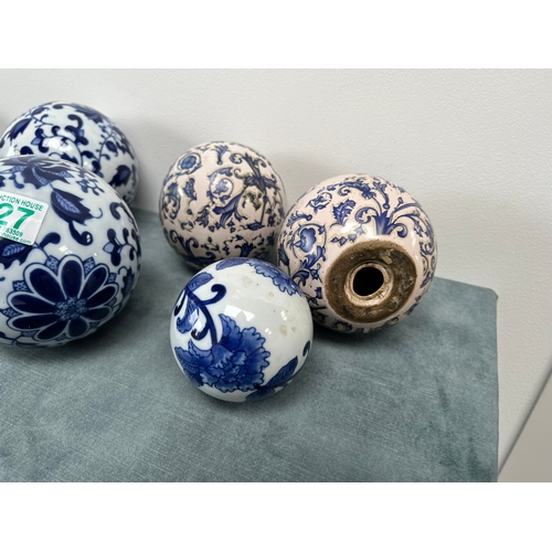 527 - 6 x oriental blue and white balls. 
Two with bases + 4 spheres