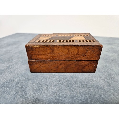 558 - Vintage dominos in a wooden cribbage board box + box with drawers