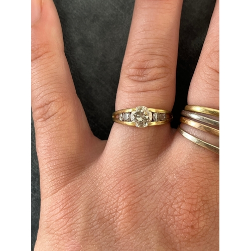 581J - Beautiful gold and diamond solitaire ring. Set with approx. 1ct center stone.
Unmarked metal