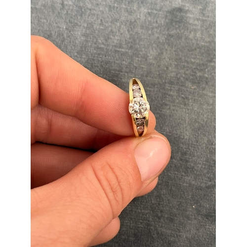 581J - Beautiful gold and diamond solitaire ring. Set with approx. 1ct center stone.
Unmarked metal