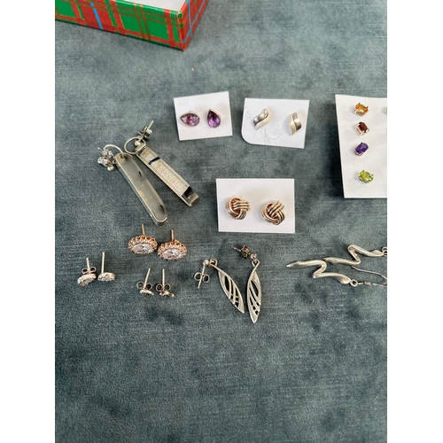 581R - Various silver earrings