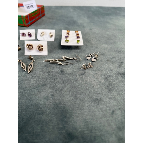 581R - Various silver earrings