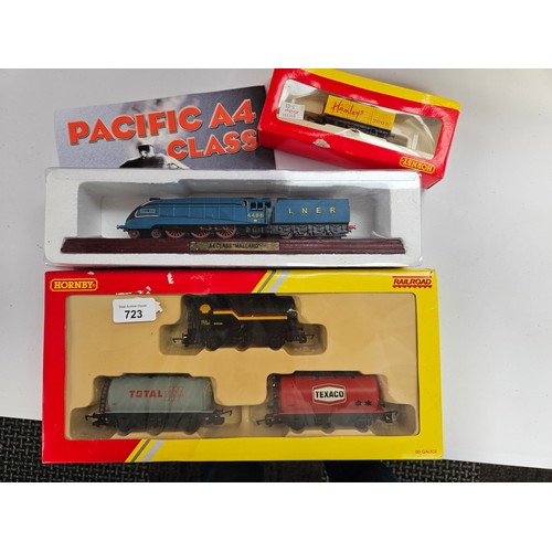 1000 - 2 x Boxed Hornby rolling stock
1 x A4 Class Mallard model