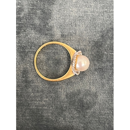 611 - 18ct gold diamond and pearl ring - 3.4g