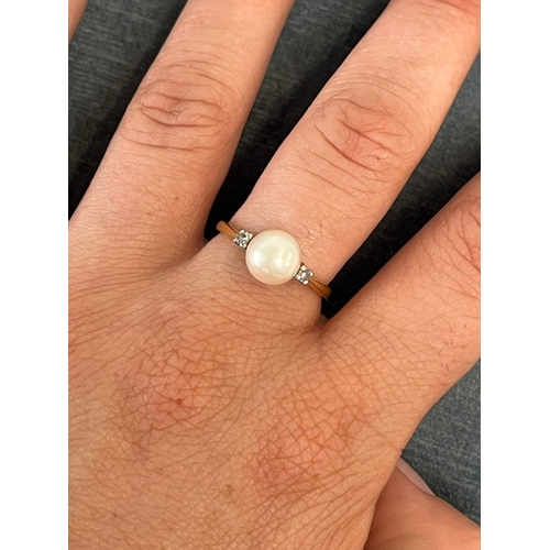 611 - 18ct gold diamond and pearl ring - 3.4g