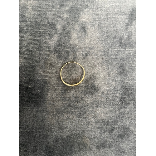 638 - Very small 9ct gold ring