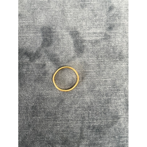 650 - 22ct gold band 2.46g