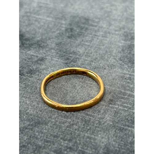 650 - 22ct gold band 2.46g