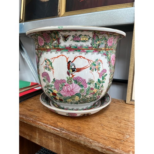 438 - Oriental planter with plate