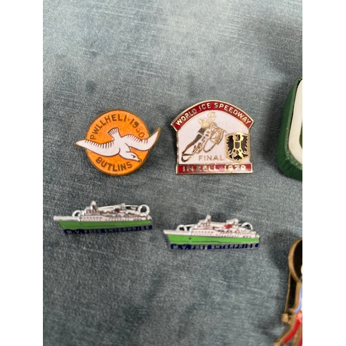 439 - Group of various badges. Including one silver, Golly, Free Enterprise + Butlins